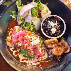 sehr schön angerichtet, dazu Brot, Kaffee und ein Saft