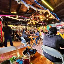 das Lokal adrett und gut gefüllt