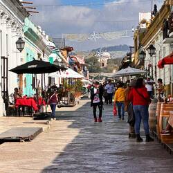 Fussgängerzone mit Festtagsbeleuchtung