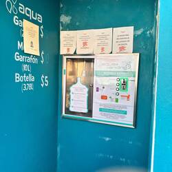 Eine Trinkwasser-Bezugsstelle im Quartier und mein Finger ...