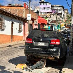 Reparatur auf der Strasse - die Werkstatt hat auch nur Erdboden