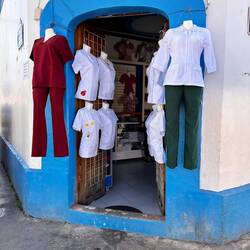 adrette Uniformen, Oberteile bestickt