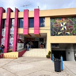 ein Gym - die Frage ist, ob daneben ev. eine Freikirche ist