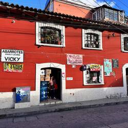 hier versucht man zu vermieten und auch zu verkaufen, trotz Wein- und Likörladen, Ärztin im Haus