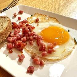 Kleines Frühstück in der Swiss Lounge