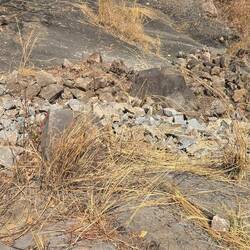 Die Steine werden hier mit Hammer und Meißel aus dem Feld gebrochen.