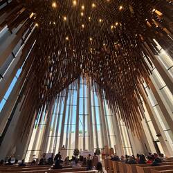 Im Inneren der Kirche, hier findet gerade eine Trauung statt.