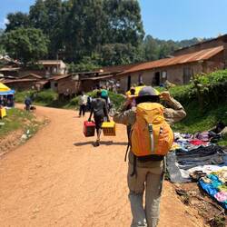 Kleines Dorf am See.