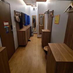 Vorraum mit Spinden uns, man glaubt es kaum, Hängern