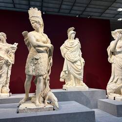 Statuen von Amerika, Europa, Afrika und Asia.