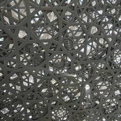 Die Kuppelkonstruktion über dem Louvre Abu Dhabi.