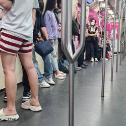 In der Metro gibt es nicht soviele Sitzplätze, eher zum Stehen ausgelegt