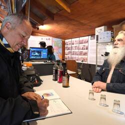 Im Biker Museum gab es selbstgebrannten Gin