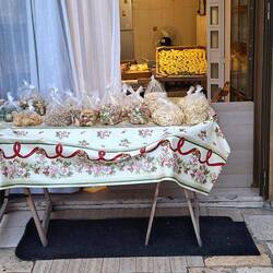 Verkaufstisch in der Nudelgasse in der Altstadt von Bari