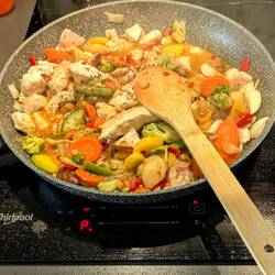 Ein schnelles asiatisches pfannengerührtes Gericht