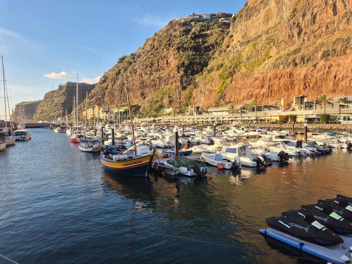 Hafen von Calheta