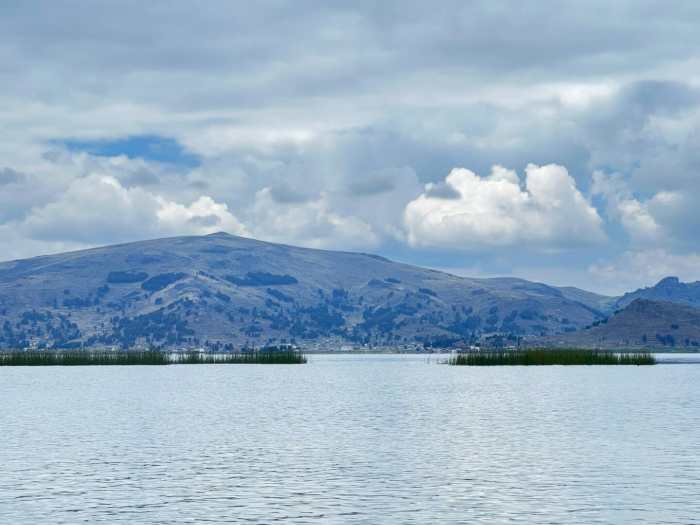 Blick vom See zu den angrenzenden Bergen