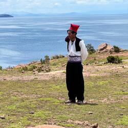 Blick über den See mit Ureinwohner in Tracht
