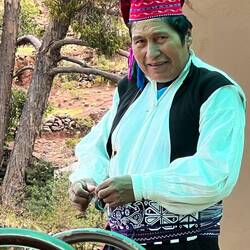 Strickender Indio auf Huillanopampa