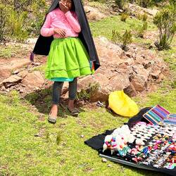 Ureinwohnerin mit Verkaufsstand