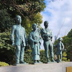 Statues: Families seeing off soldiers departing for war