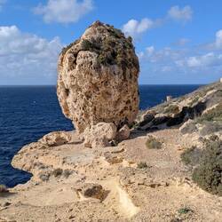 Ein mehrere Meter hoher Fels liegt an der Kante der Klippen