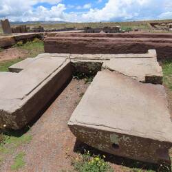 Offensichtlich war dieser obere Pfortenteil mit Eisenstangen mit dem unteren verbunden