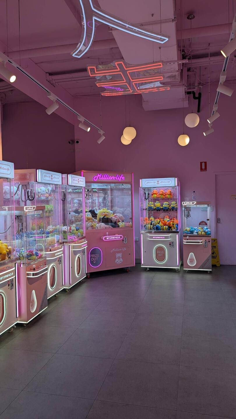 Pinker Shop in Cavill Avenue