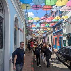 La Candelaria... (Die bunten Schirme finden sich allerdings überall in Kolumbien)