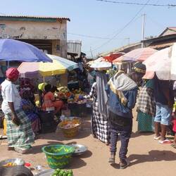 Markt mit alltäglichen Dingen in Tanji