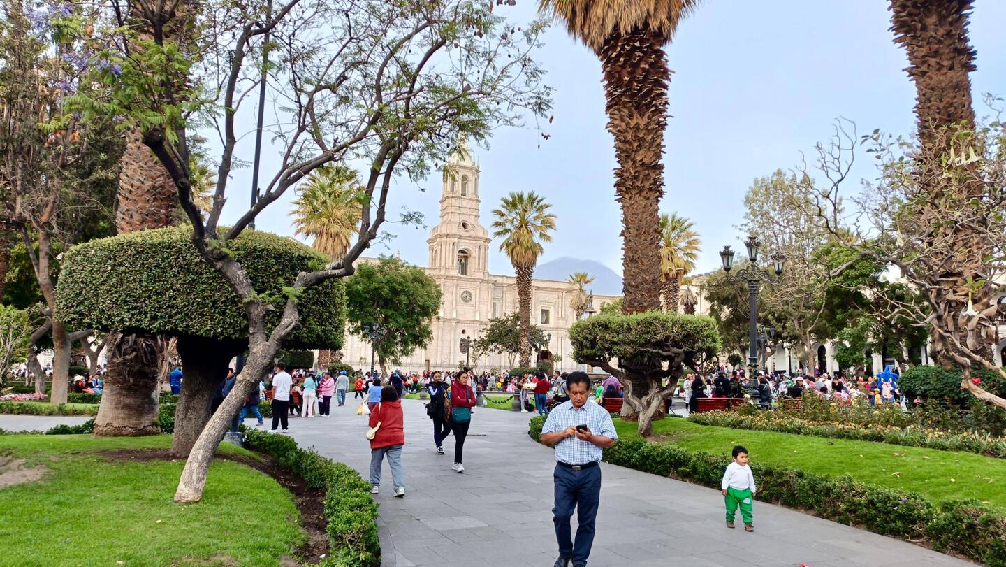 The main Plaza: families, salespeople, shoe shiners, painters, police, etc. Volcán Misti behind 😀