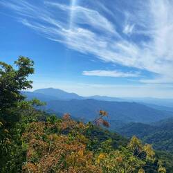 Lange Fahrt über eine kurvige Bergstraße für solche Ausblicke