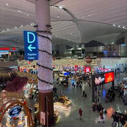 Im Terminal geht es noch immer sehr weihnachtlich zu 🎄