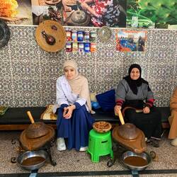 Berberfrauen verarbeiten Argannüsse zu Öl