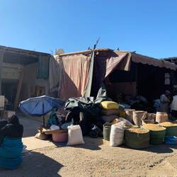 Berberfrau mahlt Getreide per Hand