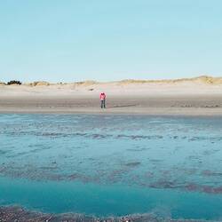 Sigrid wartet am Strand
