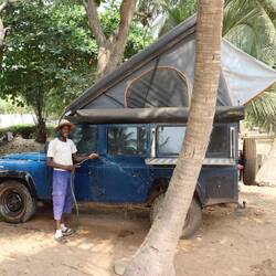 Am frühen Morgen wird das Auto gewaschen