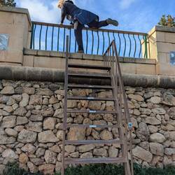Typisch Rother Wanderführer...Am roten Mülleimer über das Geländer klettern