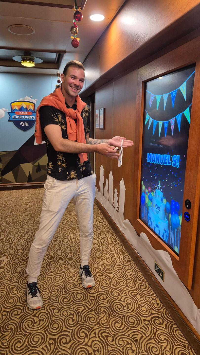 Überall auf dem Schiff konnte Manu sich gratulieren lassen 😂