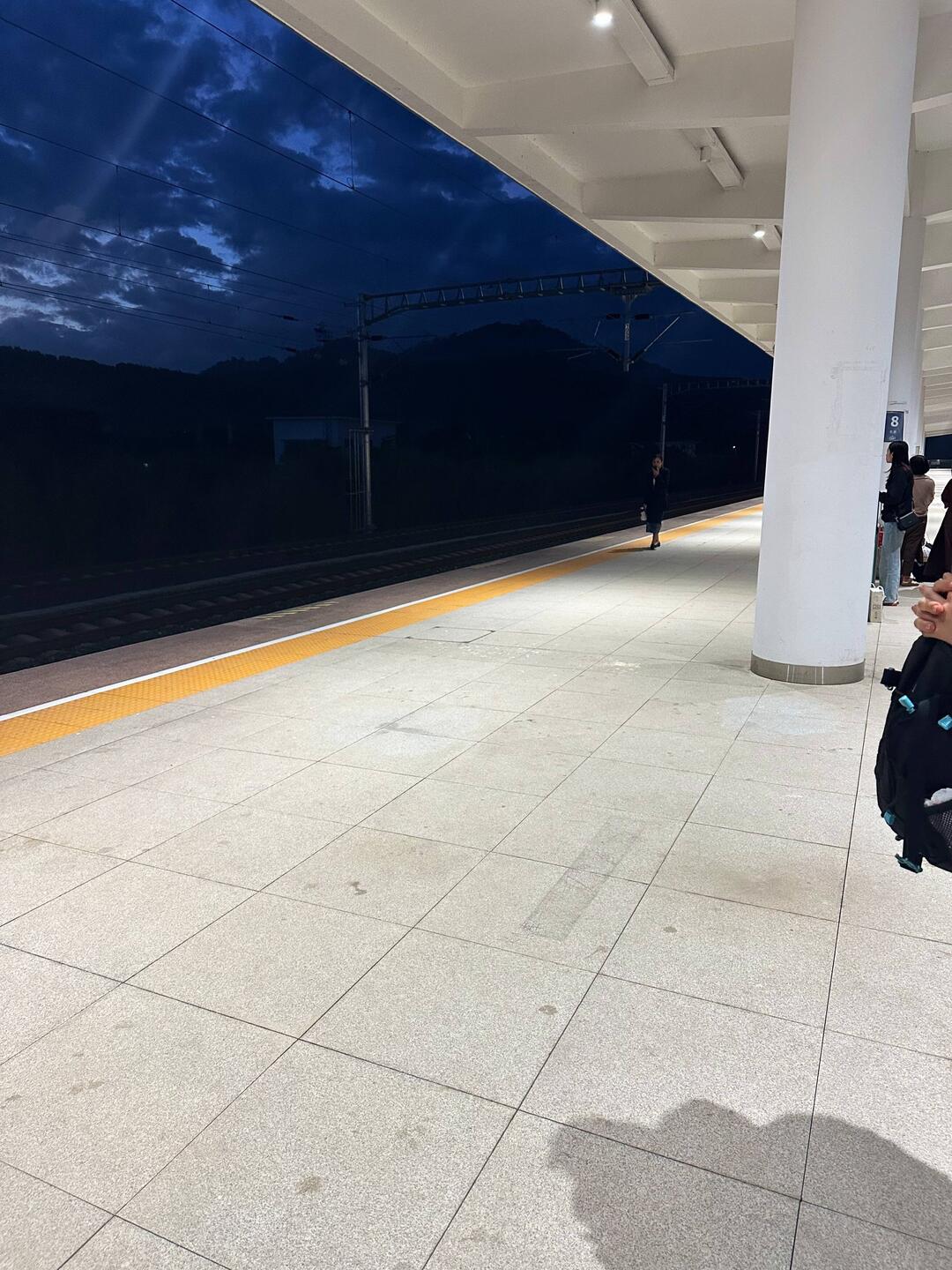 Man durfte nicht vor den Säulen stehen.. der vordere Bereich bleibt frei