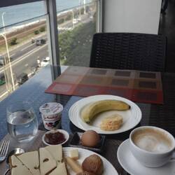 Erstes Frühstück auf der Restaurant-Terrasse mit Blick auf den indischen Ozean