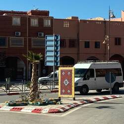 Am Kreisverkehr der Hinweis auf die Teppichmanufakturen