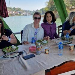 Mittagessen an Board auf dem Stausee der Nam Ngum Talsperre.