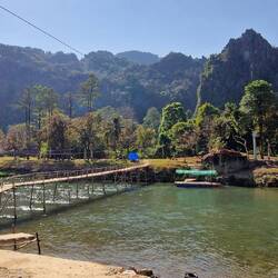 Halt am nächsten Stop. Wir überqueren den Nam Song-Fluss, der sich an mystische Felsen bahnt.