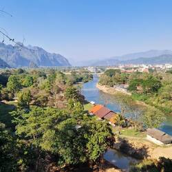 Der Ort Vang Vieng liegt malerisch inmitten herrlicher Karstberge.