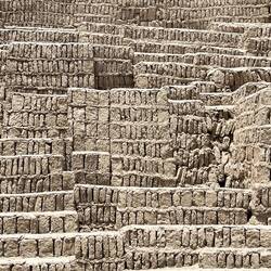 Stufen und Mauern aus Lehmziegeln