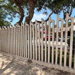 Kreative Zauneinfassung aus Beton