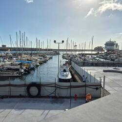 AIDAblu im Hintergrund