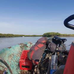 Mein Fahrrad muss mal wieder auf eine Piroge, diesmal ist es aber deutlich entspannter