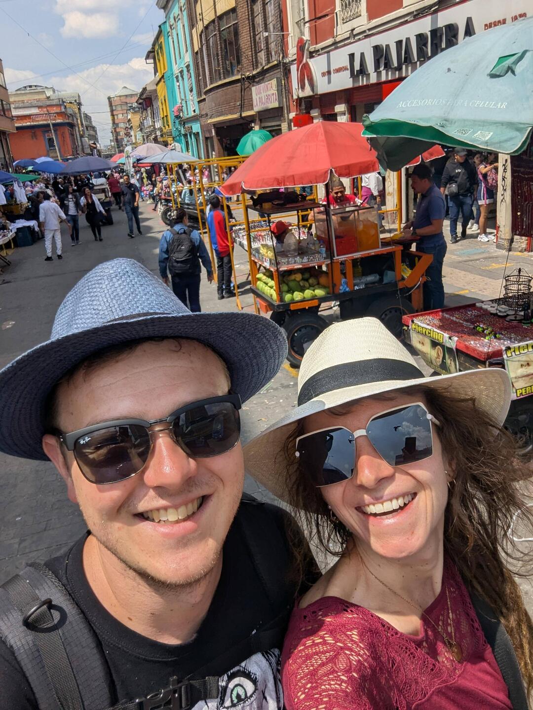 Gringos mit den neu erworbenen Gringo - Utensilien